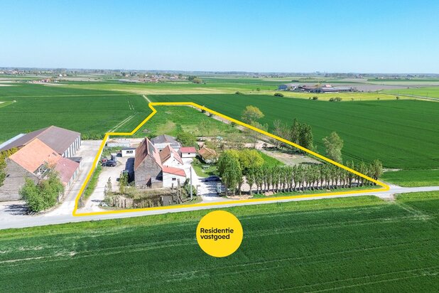 Authentieke hoeve met bouwland, stallen en bijgebouwen op unieke landelijke ligging tussen De Haan en Nieuwmunster