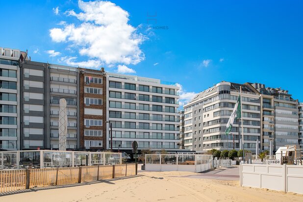 Stijlvol gerenoveerd appartement op het Rubensplein met een prachtig frontaal zicht op zee