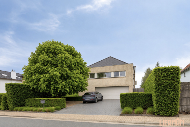 Moderne gezinswoning met 3-4 SLK's, dubbele garage en grote tuin op 12a10ca