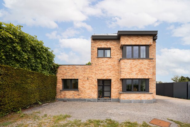 Gerenoveerde halfopen bebouwing met studio en ruime tuin