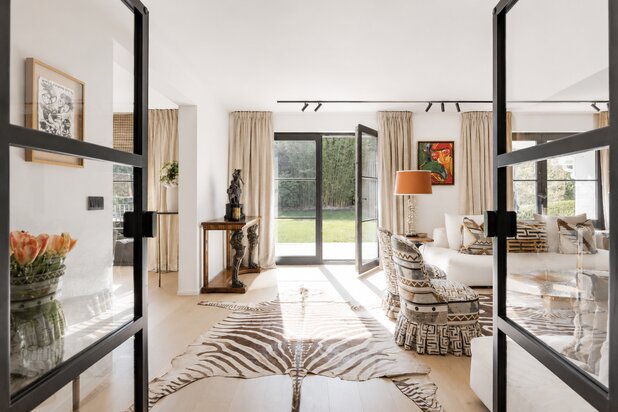 Een gerenoveerde villa met zwembad achter op het terrein