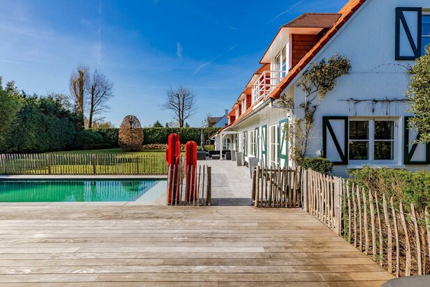 Een gerenoveerde villa met zwembad – op de grens met SGR