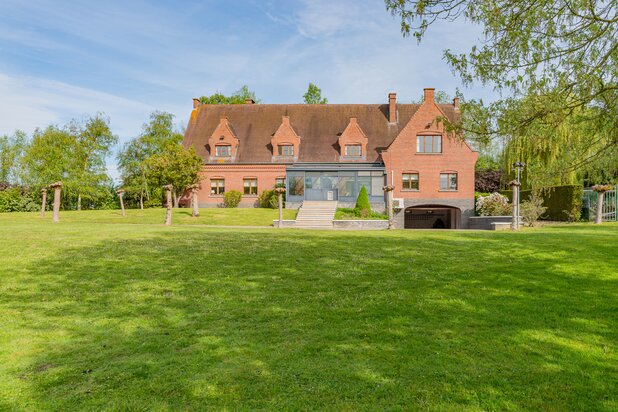 Villa met groot potentieel op ruim perceel in Lennik