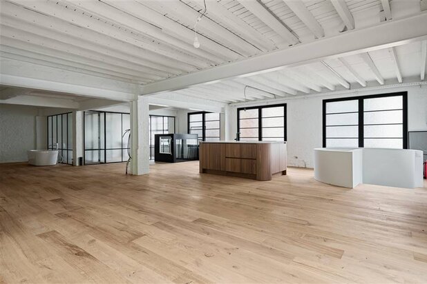 Een verborgen loft met atelier en tuin, waar ruimte en karakter samenkomen.