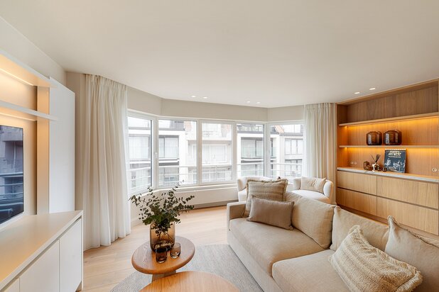 Gerenoveerd appartement met 3 slaapkamers en zijdelings zeezicht.