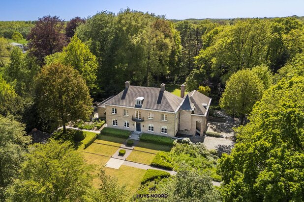 Villa de style ch&acirc;teau dans le parc Waaroost &agrave; Waardamme