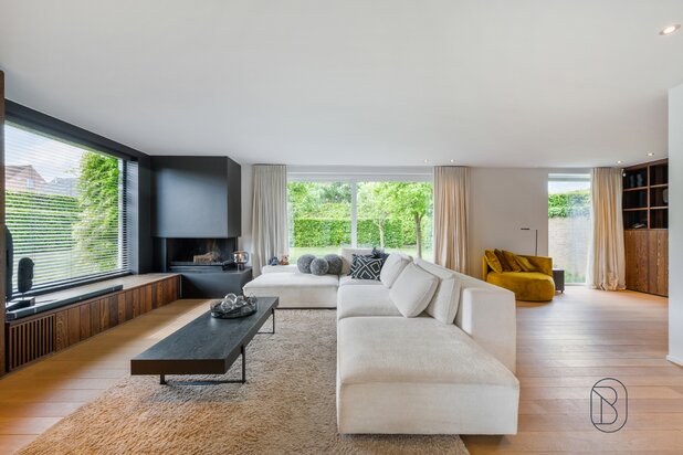 Stijlvolle villa in gegeerde villapark te Waregem. 