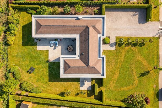Ruime laagbouw villa in een rustige residentiële straat in Deurle