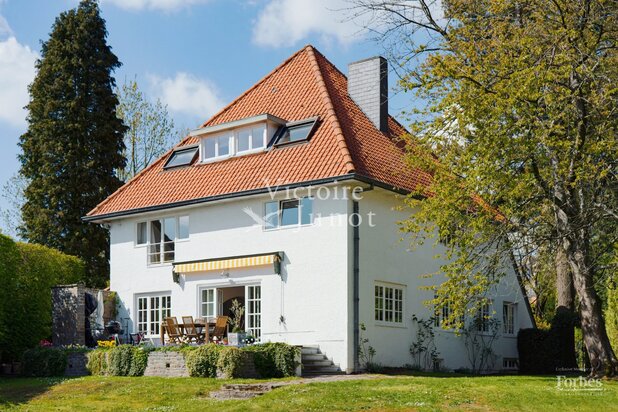 Villa 5 bedrooms on a plot of approximately 20 ares just steps from the shops