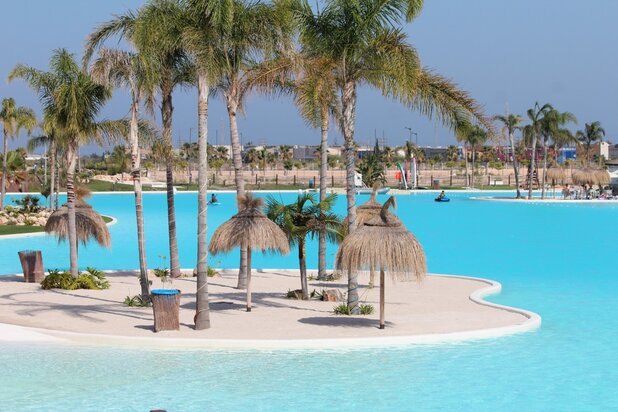 Villas Eerste lijn Carabische meer met bewoonbare designkelder in een het luxe resort Santa Rosalía Costa Calida Spanje