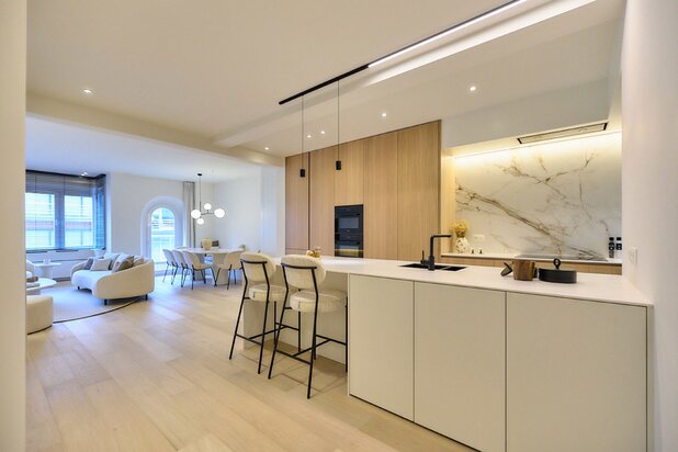 Appartement moderne 4 chambres rénové avec vue mer latérale