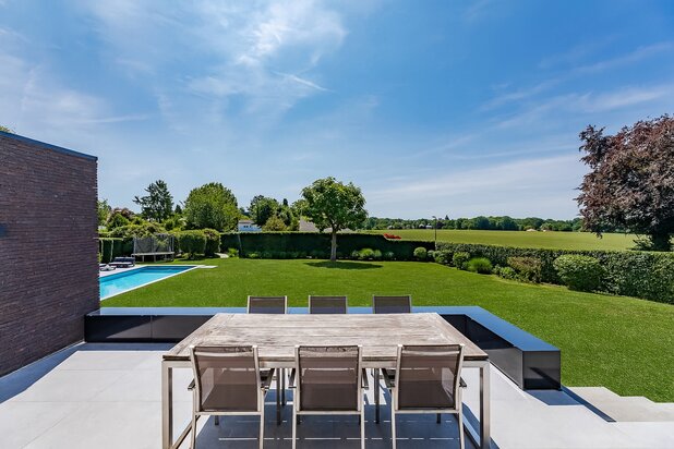 Villa contemporaine avec vue dans les champs