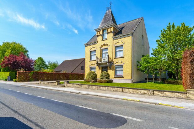 Unique mansion with lovely garden and outbuilding in Moorslede