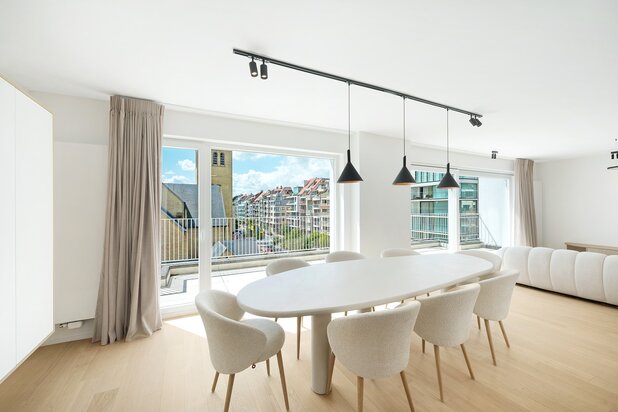 Zonnige penthouse met 3 slaapkamers en open zicht, nabij de Dumortierlaan.