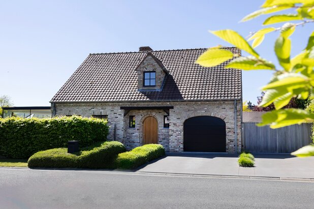 Lichtrijke woning met 3 kamers, garage, bureelhoek & zwembad.