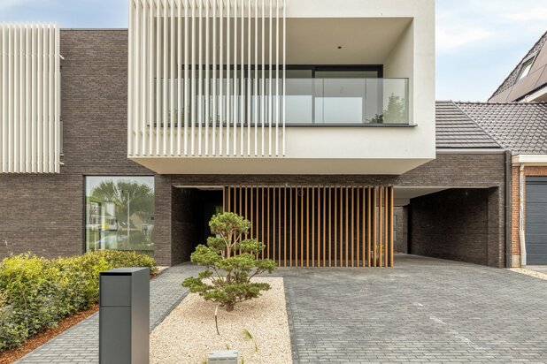 Architectural new-build bunk house for rent in Beveren center
