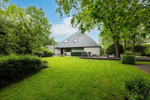 Unieke architectenvilla op 2.110m² nabij Nederlandse grens