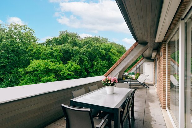 Penthouse rénové avec soin dans un magnifique parc
