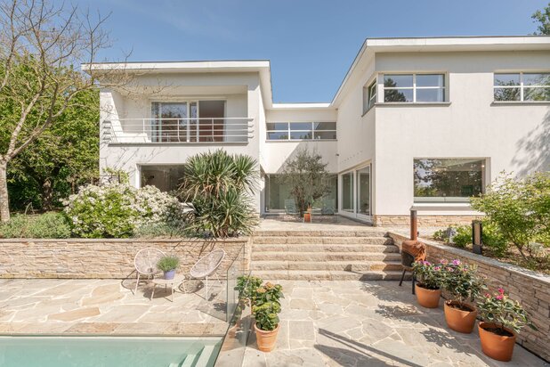 Prachtige modernistische villa met parktuin.