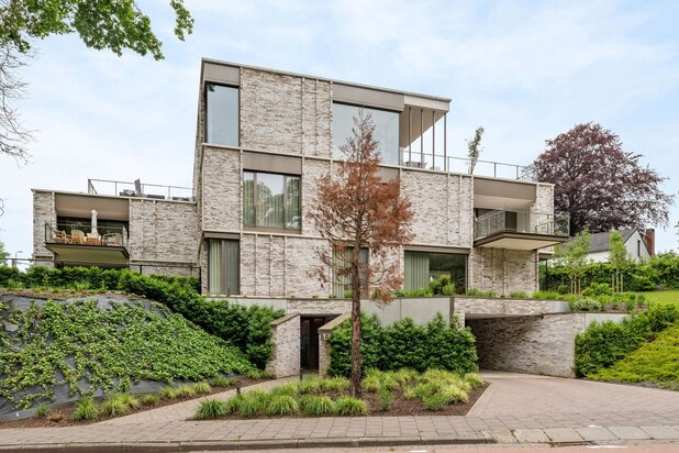 Architecturaal en luxueus gelijkvloers appartement met 23 m² overdekt terras te Genk.