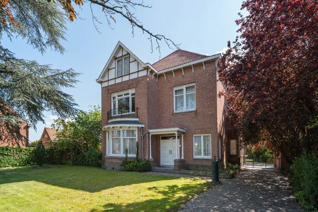 Statige notariswoning met weide en stallen op 7.434 m²
