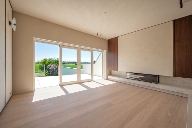 Exclusive bel-etage residence with open views near the sea
