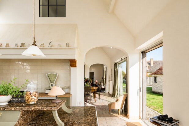 Karaktervolle gerenoveerde hoeve met zwembad en wijngaard op 4.700 m² te Vurste.