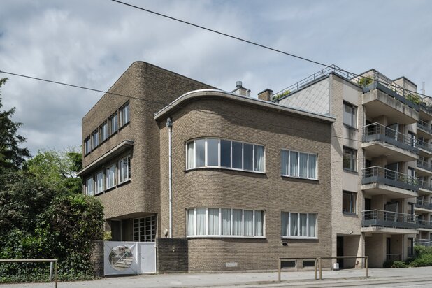 Omgeving Sint-Pieters statoin - Imposante half vrijstaande villa met parktuin, in nieuwe zakelijkheid naar een ontwerp van architect Geo Bontinck (1935).