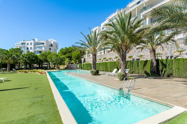 Instapklaar gelijkvloers hoek appartement met ruim terras en tuin op Las Colinas Golf & Country Club