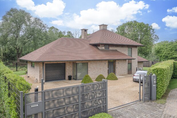 Exclusive villa with indoor pool in Dilbeek
