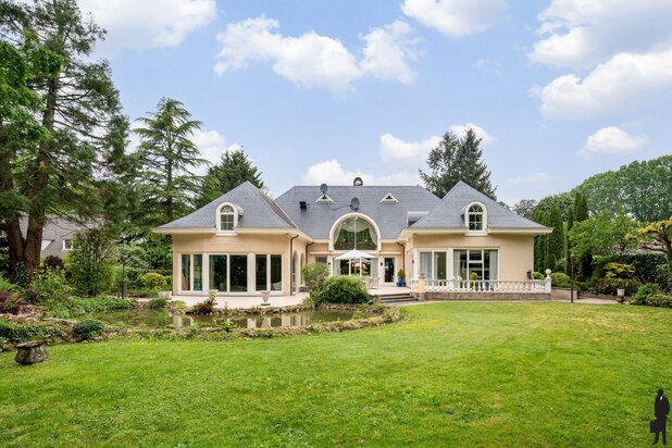 Exclusieve stijlvilla met binnenzwembad, wellness en hoogwaardige afwerking op toplocatie te Essen