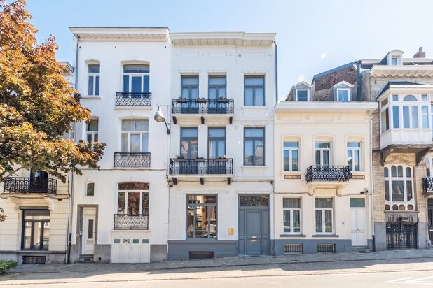 1898 period townhouse with preserved original features