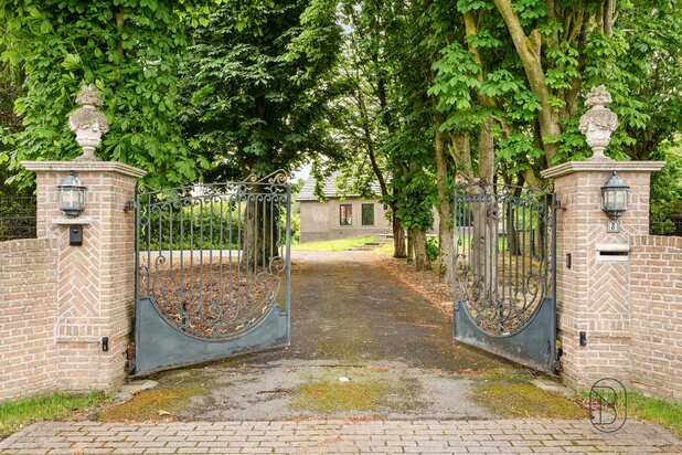 Ruime villa op 4.220m² met oprijlaan, dubbele garage en tuin