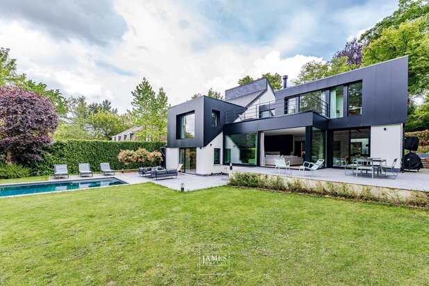 Une villa rénovée avec piscine à Val Duchesse