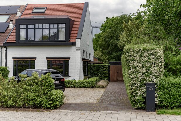 Prachtig gerenoveerde halfopen woning op een mooi perceel