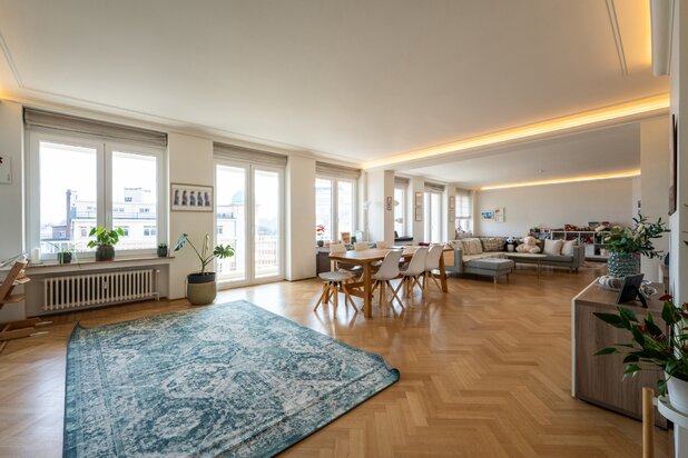 Close to Montgomery, magnificent flat (4 bed/3 bath)