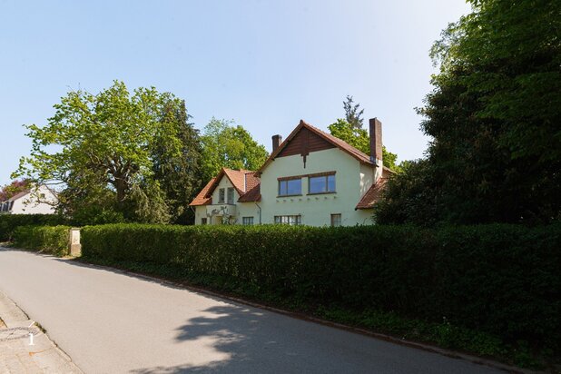 Villa op royaal perceel van 2.680 m²  in de Nelemeersstraat