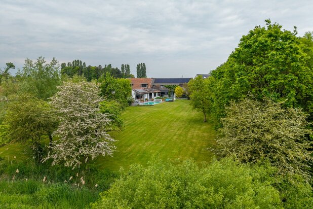 Karaktervolle woning met unieke uitstraling, omgeven door groen en absolute privacy