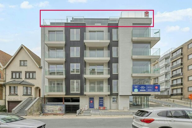 Exclusive 3-bedroom penthouse with frontal sea view!