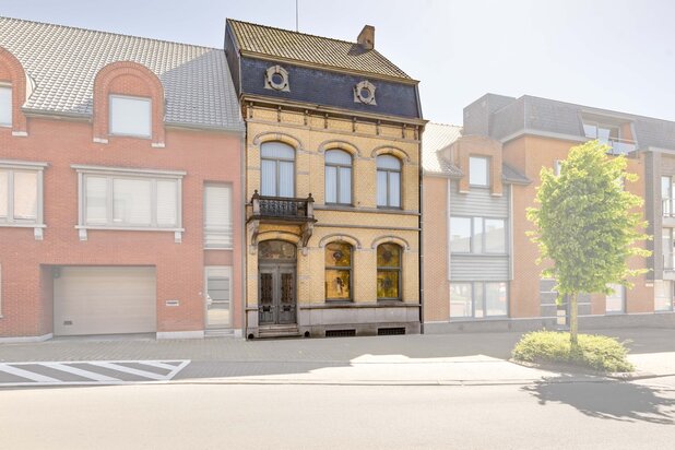 Uniek eigendom met karaktervolle woning en ruime loods op uitstekende ligging in Pittem!