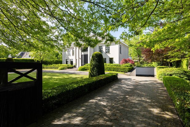Prachtige villa met ondergrondse parkeerkelder (6wagens) langs groene rand van Weelde