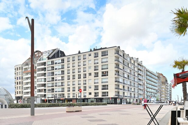 Sunny 3-bedroom apartment with frontal sea view in a prime location on the Albertplein in the heart of Zoute. 