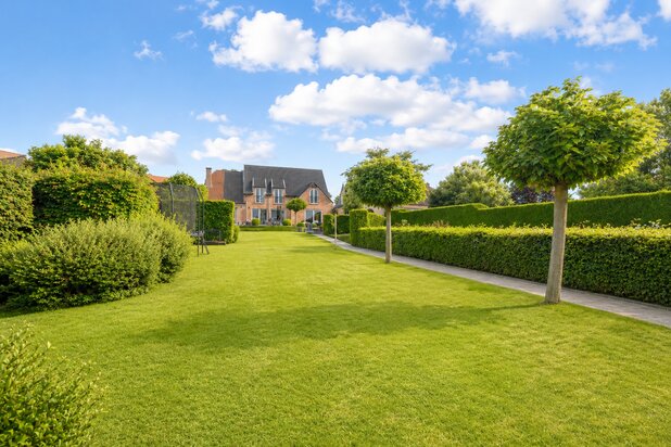 Exclusive villa for sale in Dilbeek on a nearly 20-are plot