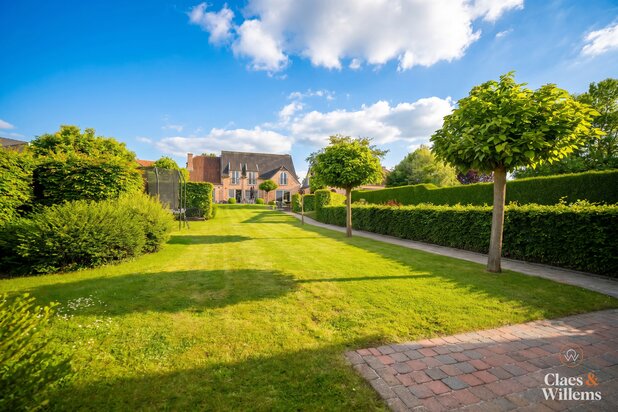 Spacious villa for sale in Dilbeek office/ kangaroo living 