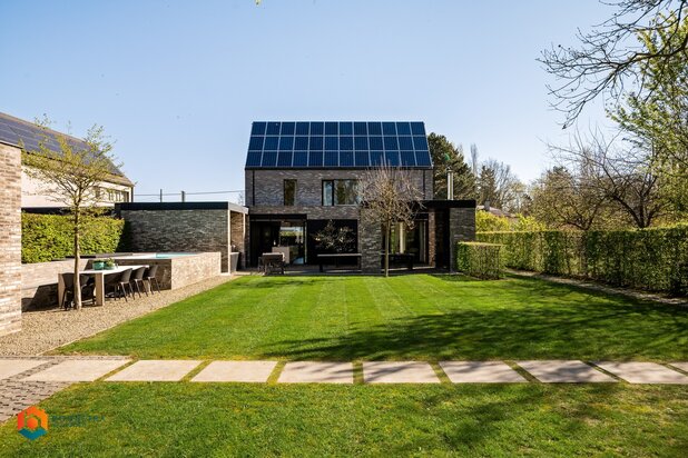 Energiezuinige villa met zwembad, wellness en praktijkruimte op een perceel van 998 m² te Putte