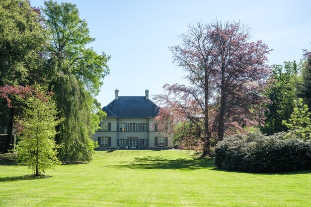 Exclusief landhuis met voormalig koetshuis, gelegen op een prachtig domein van circa 34.000 m² in Evergem