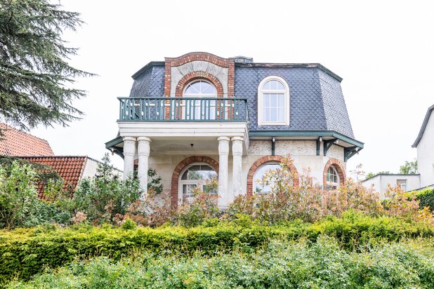 Villa in beaux-artsstijl met zwembad, atelier en diepe tuin