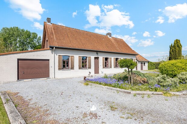 Authentieke hoeve met bijgebouwen en graslanden op 6.664m² met mogelijkheid tot bijkomend grasland op 3.070m²