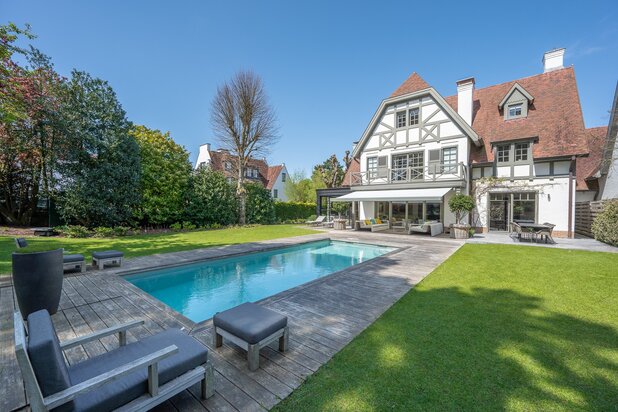 Belle villa avec piscine située au calme dans un petit sentier au Zoute.