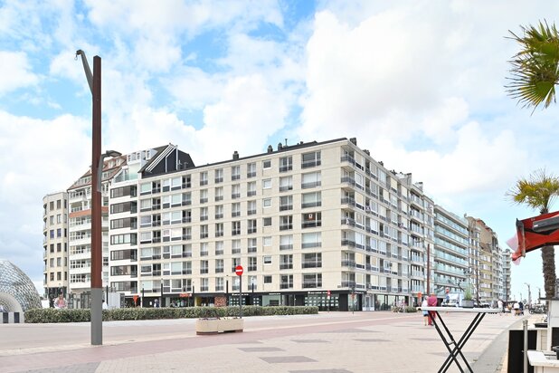 Ruim appartement met prachtig frontaal zeezicht, ideaal gelegen in het Zoute.